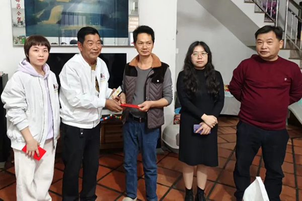 云霄縣云陵工業(yè)開發(fā)區(qū)領(lǐng)導(dǎo)、上坑村村委會(huì)領(lǐng)導(dǎo)與振牌集團(tuán)領(lǐng)導(dǎo)一行慰問困難群眾